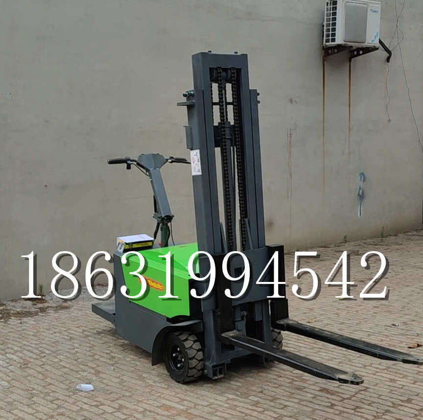 宁强县优程全电动叉车插腿式堆高车液压装卸车1.5吨升高小型站驾式铲车